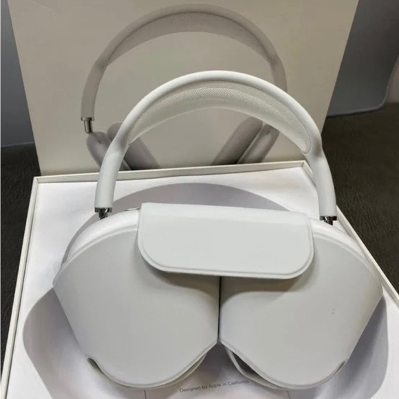 White - Air Pod Max (apple) - California
